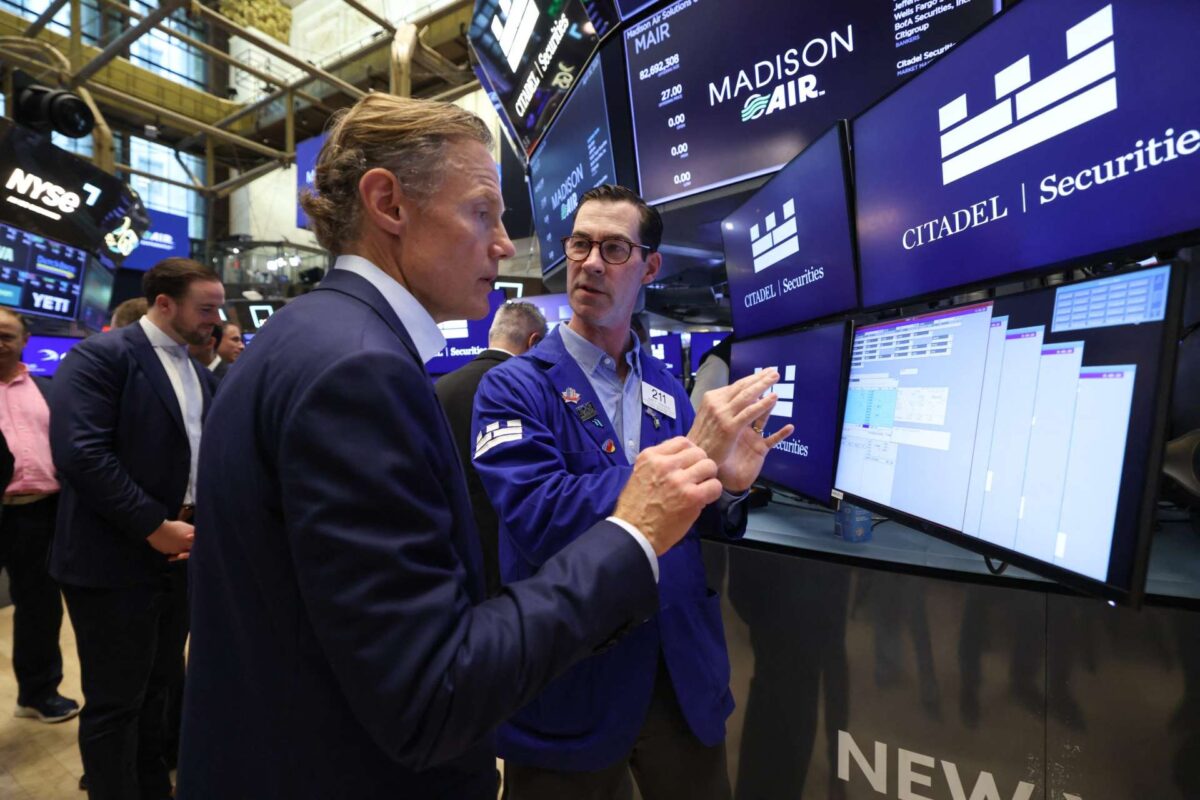 BBC: Υποψίες για προνομιακή εσωτερική πληροφόρηση βαραίνουν την προεδρία Τραμπ – Τζίρος εκατομμυρίων δολαρίων