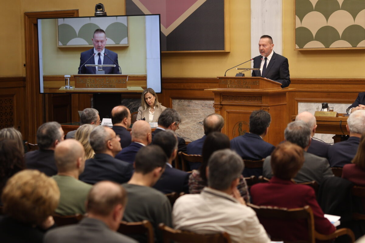 Στουρνάρας (ΤτΕ):  Επιβράδυνση της ανάπτυξης στο 1,9%, αύξηση πληθωρισμού στο 3,1% και πρωτογενές πλεόνασμα 3,2% το 2026