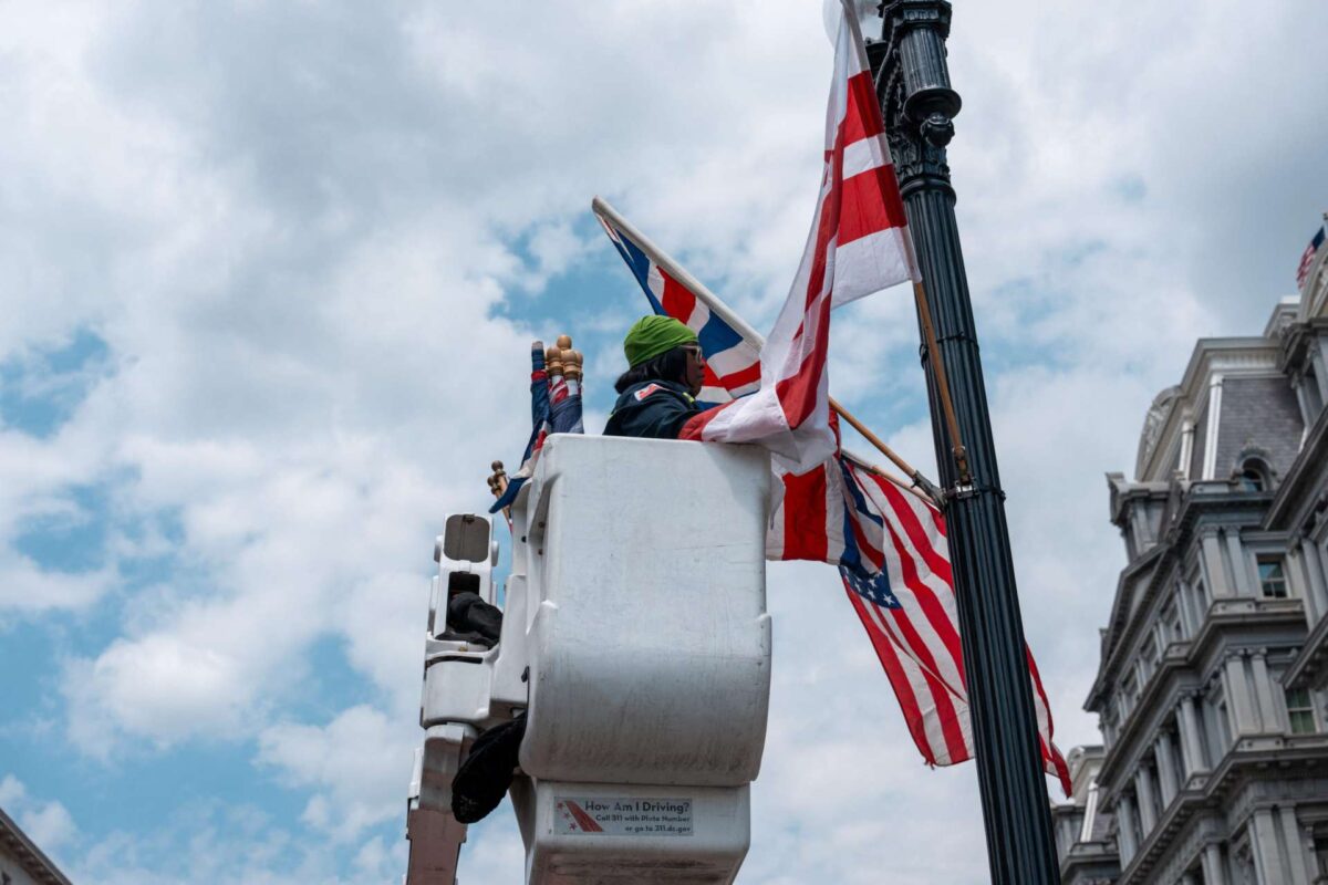 Γκάφα στην Ουάσιγκτον πριν την άφιξη του Βασιλιά Καρόλου:Έβαλαν σημαίες της Αυστραλίας