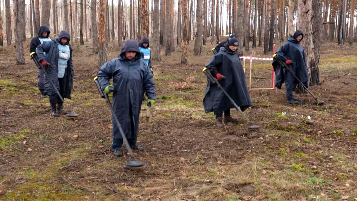 Η αόρατη απειλή: Πώς άνθρωποι και τεχνητή νοημοσύνη καθαρίζουν τα ναρκοπέδια στην Ουκρανία