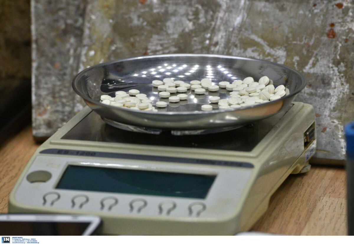 Συνελήφθη γιατρός στην Ομόνοια που διακινούσε συνταγές ναρκωτικών χαπιών