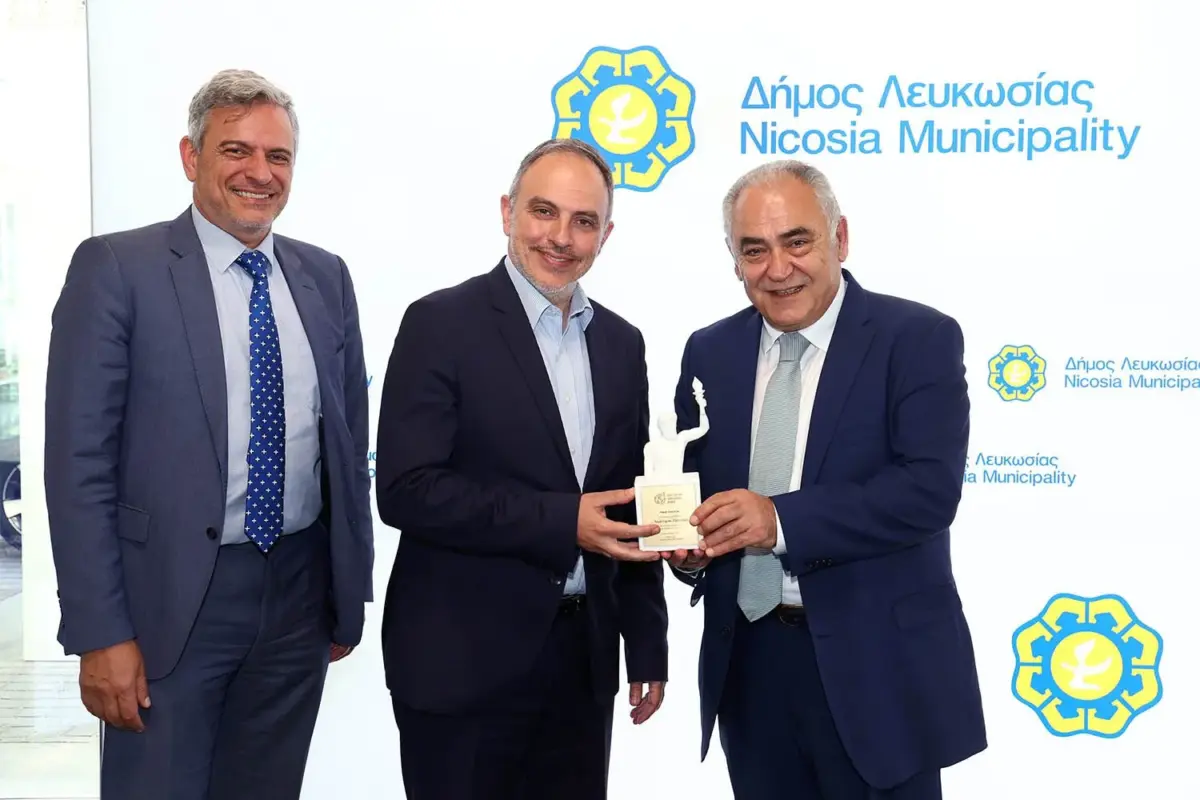 Επαφές του Γ. Χατζηθεοδοσίου στην Κύπρο με στελέχη της κυβέρνησης, τον Αρχιεπίσκοπο και Δημάρχους