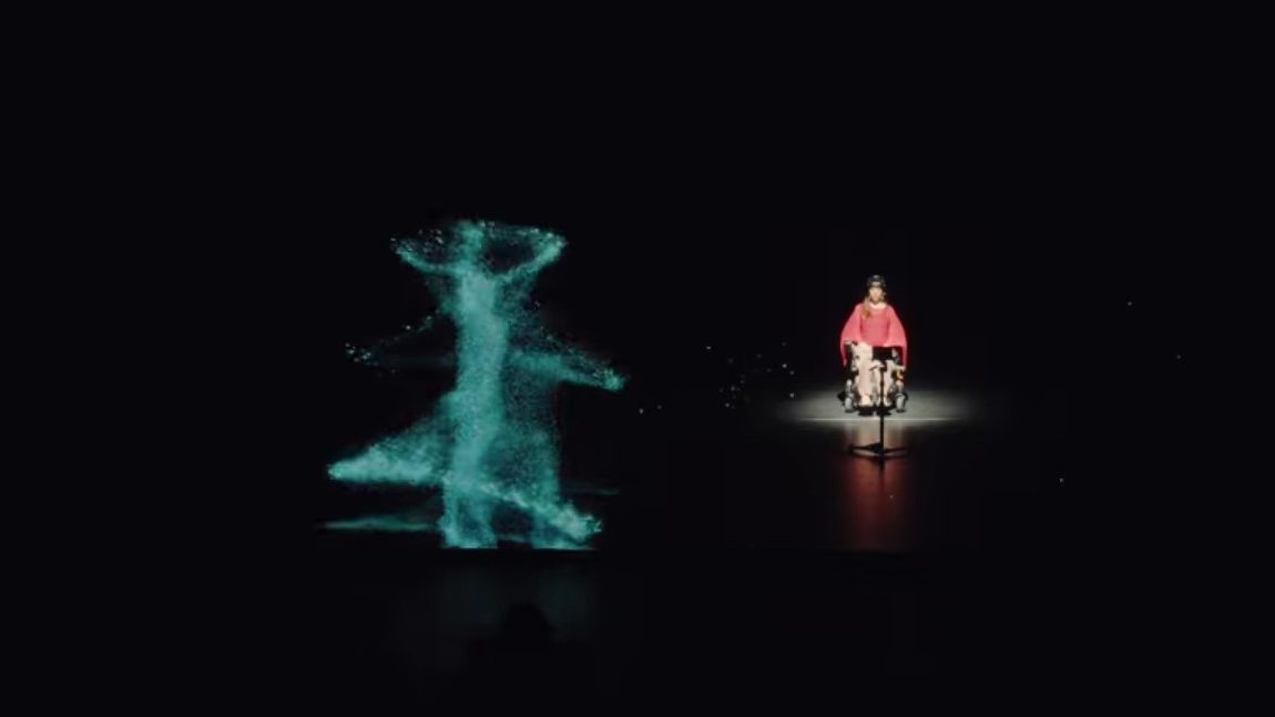 Μπαλαρίνα με νόσο του κινητικού νευρώνα χορεύει ξανά στη σκηνή μέσω ψηφιακού άβαταρ – Δείτε βίντεο