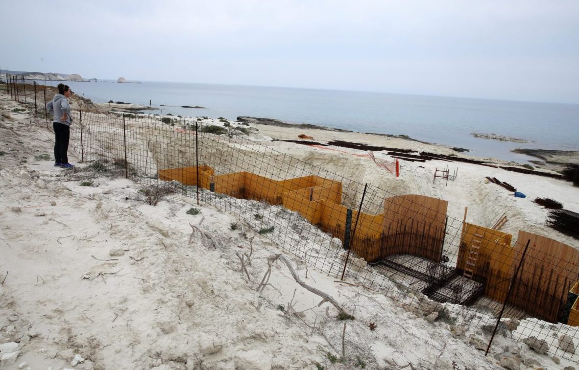 «Φρένο» από το ΣτΕ στην επέκταση ξενοδοχείου στη Μήλο – Μερική αναστολή εργασιών στον Μύτακα