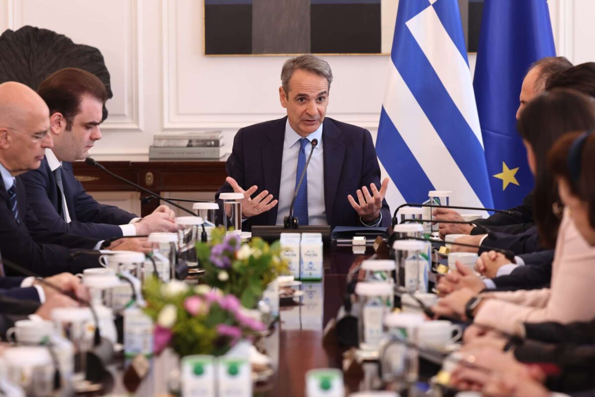 Σύσκεψη στο Μαξίμου για την αγορά λόγω πολέμου στη Μέση Ανατολή – Εβδομαδιαία παρακολούθηση μέχρι να αποκλιμακωθεί η κρίση