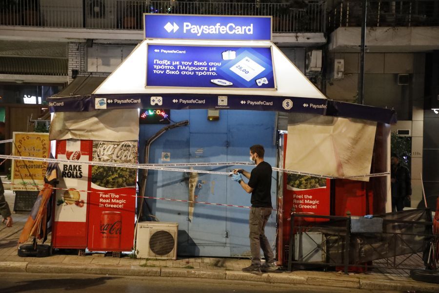 Απόπειρα ληστείας με μαχαιριές στα Εξάρχεια: Εκτός κινδύνου ο 50χρονος – Αναζητούνται δύο δράστες