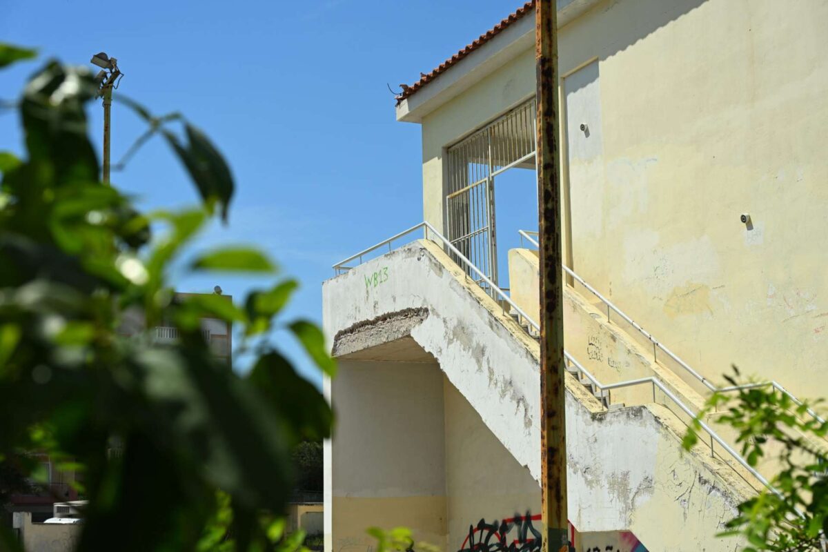 Πτώση 13χρονης από μπαλκόνι σχολείου – Παπαδομαρκάκης στο ΕΡΤnews: Είδα σοβάδες, όχι σπασμένο κάγκελο