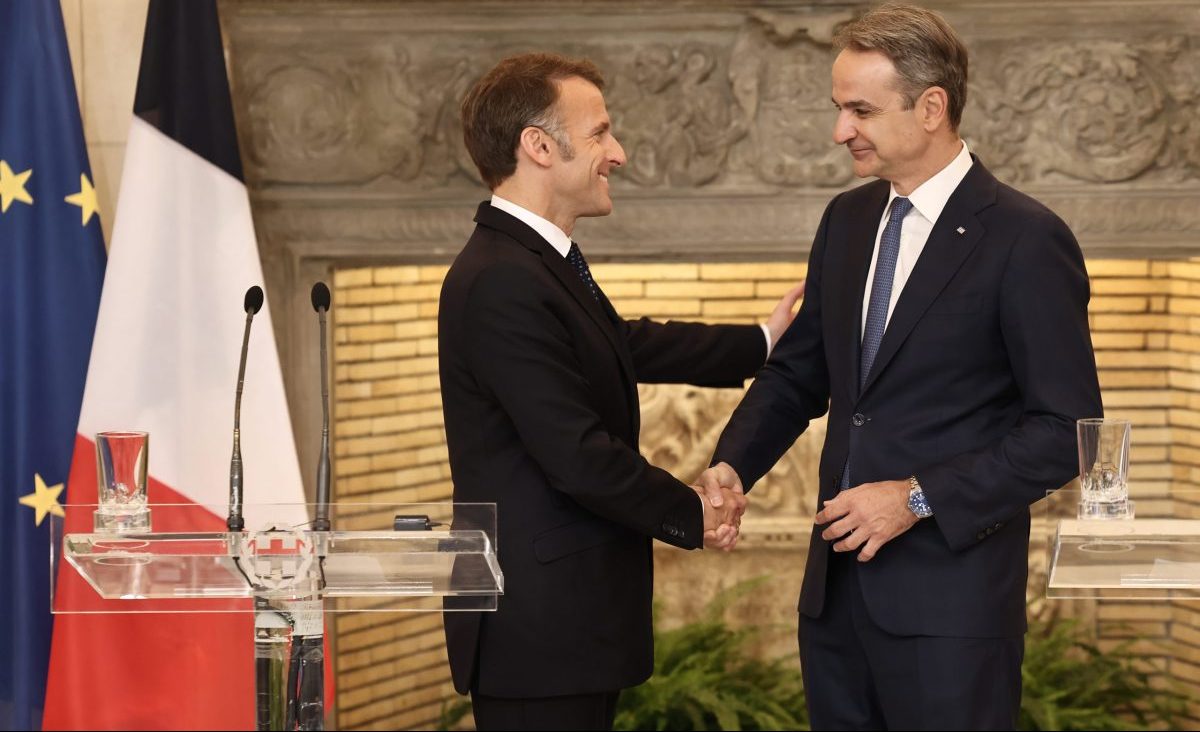 Από τα Rafale στη ρήτρα αμοιβαίας συνδρομής: Πώς τα γαλλικά μέσα αποτύπωσαν την επίσκεψη Μακρόν στην Ελλάδα