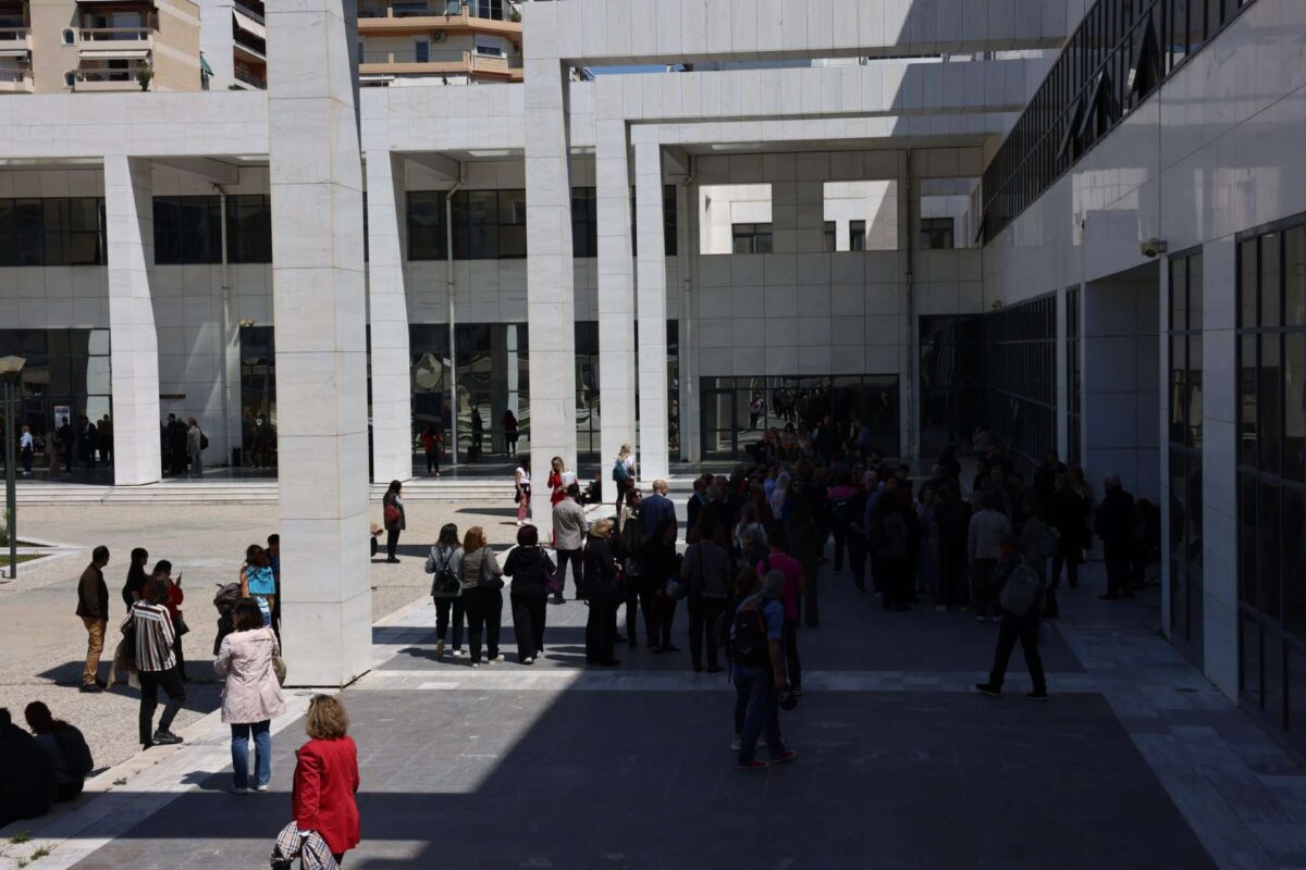 Πώς ο νόμος μεταχειρίζεται κατηγορούμενους άνω των 70 ετών – Τι προβλέπεται για τον 89χρονο που άνοιξε πυρ σε ΕΦΚΑ και Πρωτοδικείο
