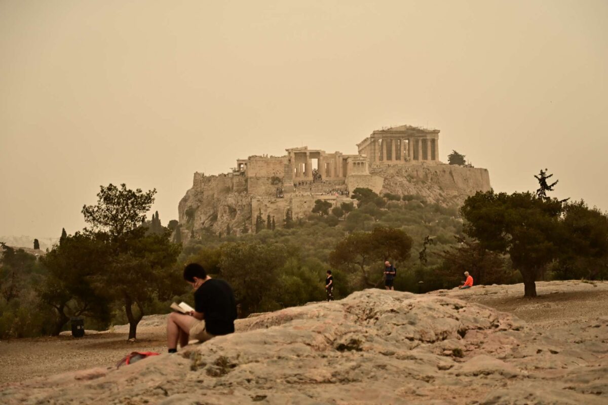 Καιρός: Αφρικανική σκόνη και λασποβροχές από την Τρίτη – Σε υψηλά επίπεδα η θερμοκρασία