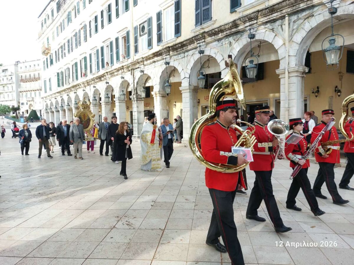 Κέρκυρα: Η περιφορά των εικόνων της Αναστάσεως
