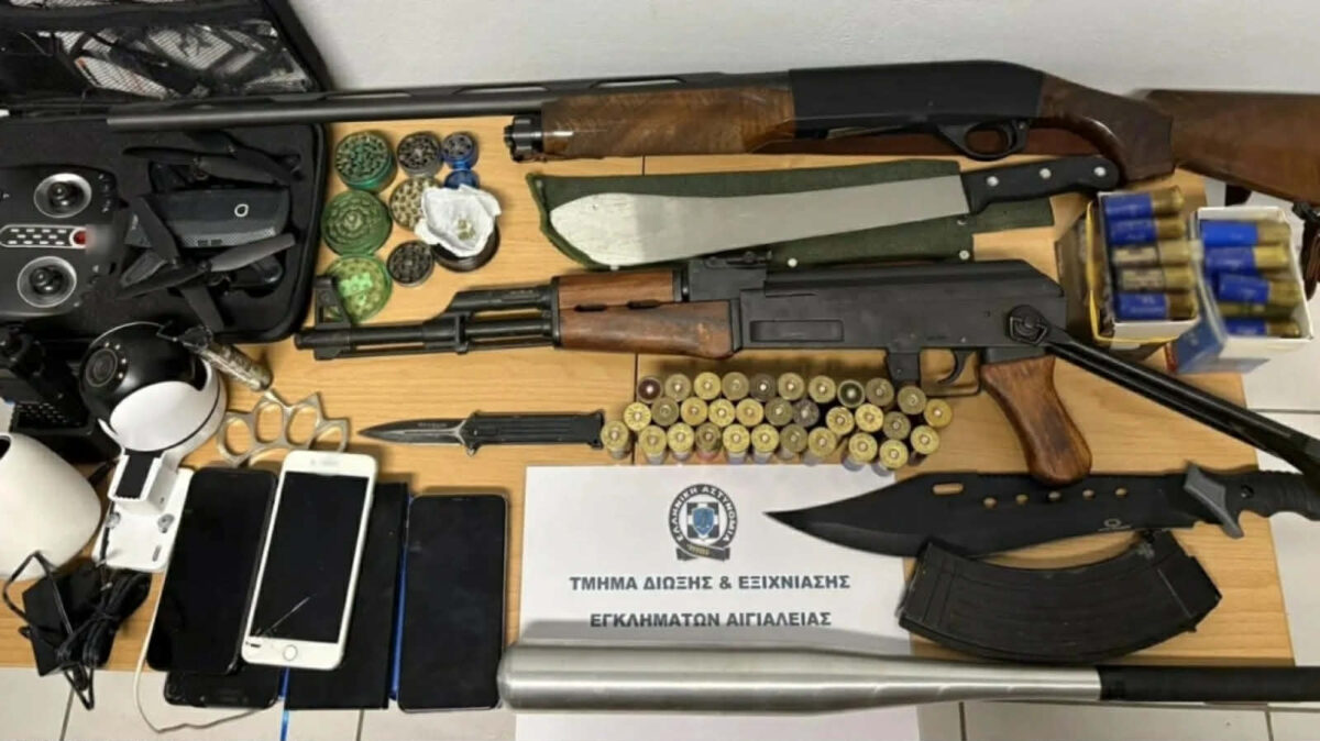 Αίγιο: Συλλήψεις για τον άγριο ξυλοδαρμό νεαρού σε καφετέρια – Βρέθηκε οπλοστάσιο σε δύο σπίτια