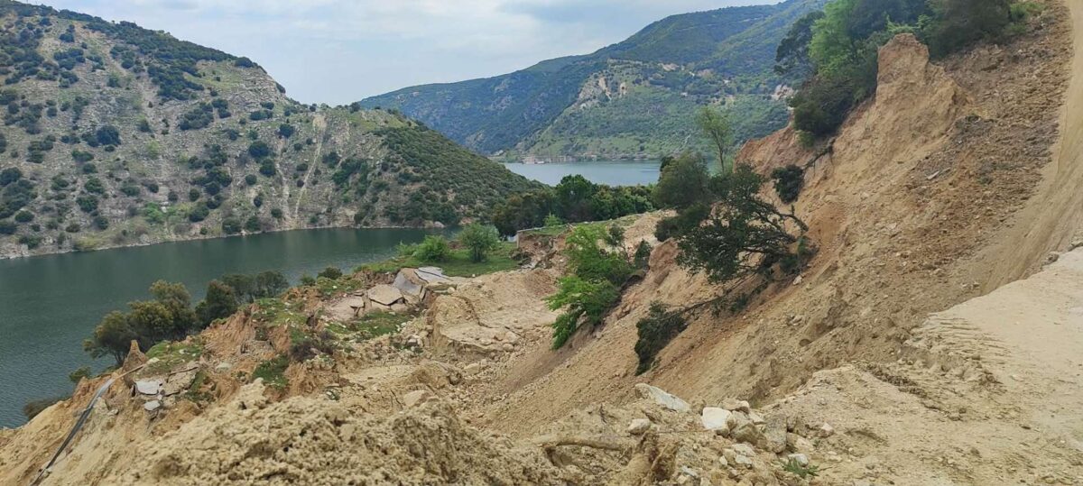 Κοζάνη: Μεγάλη κατολίσθηση στον δρόμο Βελβεντού – Φράγματος Πολυφύτου στη θέση «Κούρναβο»