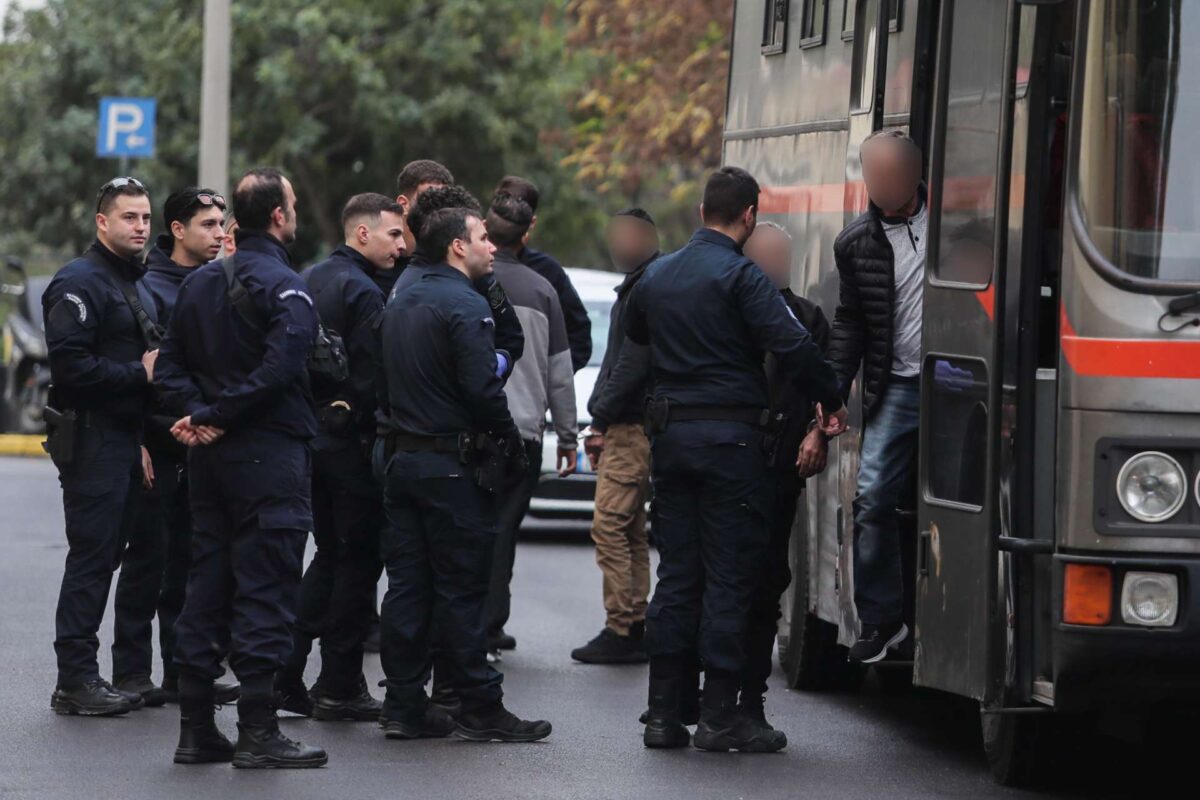 Πώς αποκαλύφθηκε το δράμα της οικογένειας με τον αστυνομικό της Βουλής – Γιατί αθωώθηκε η μητέρα