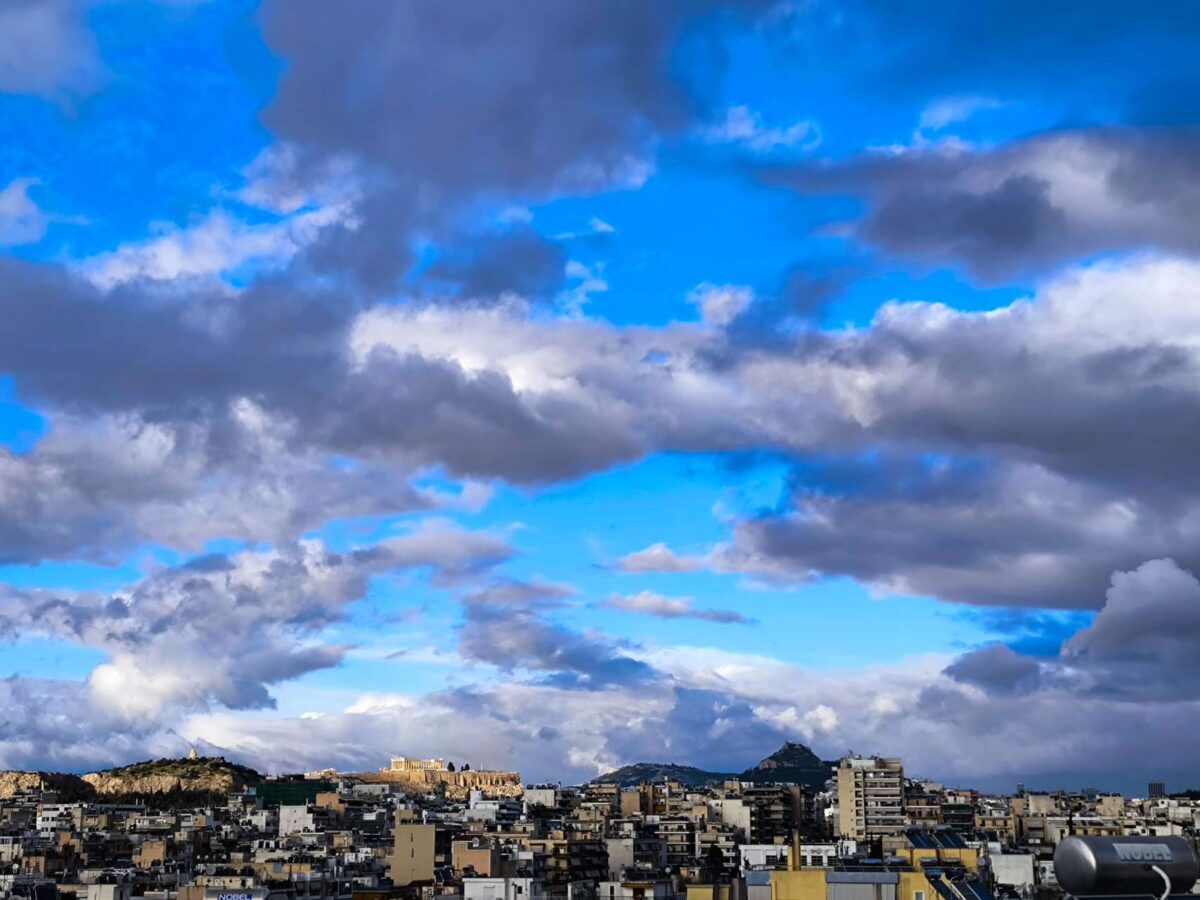 Καιρός: Συννεφιά, ασθενείς τοπικές βροχές κι αυξημένες συγκεντρώσεις αφρικανικής σκόνης