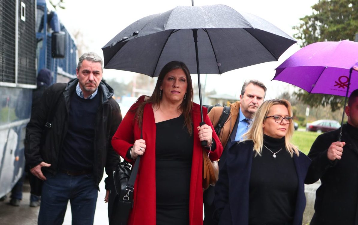 Με αυστηρά μέτρα ασφαλείας με ΜΑΤ και διπλούς ελέγχους ξεκινά η δίκη για τα Τέμπη στη Λάρισα – Προστέθηκαν περισσότερα καθίσματα στην αίθουσα