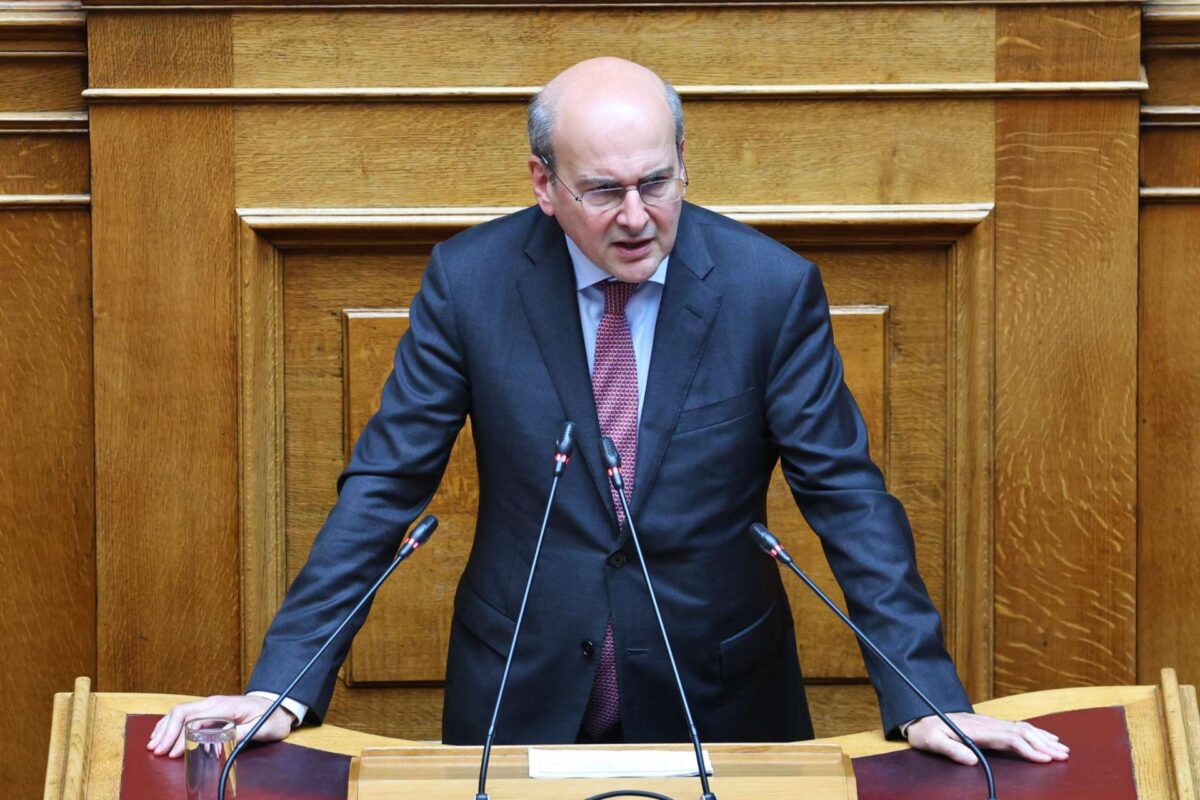 Χατζηδάκης: Η αντιπολίτευση υπόσχεται λεφτόδεντρα, εμείς μένουμε στη γραμμή «σταθερά βήματα μπροστά»