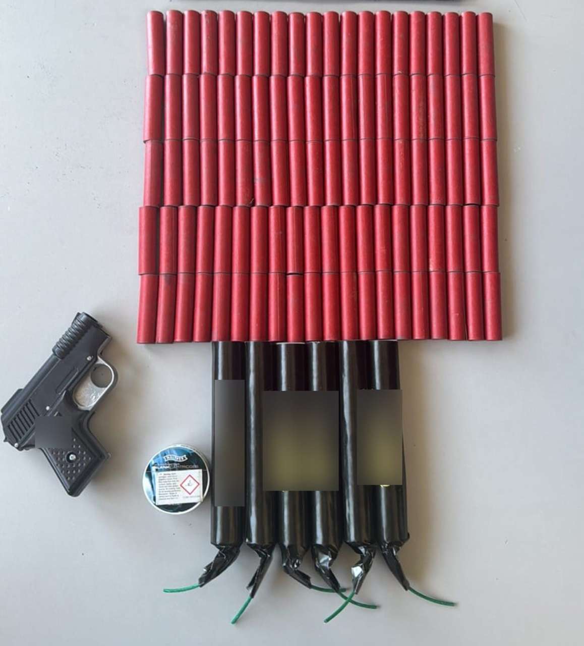 Σαλαμίνα: Κατασχέθηκαν πάνω από 2.000 κροτίδες και φωτοβολίδες