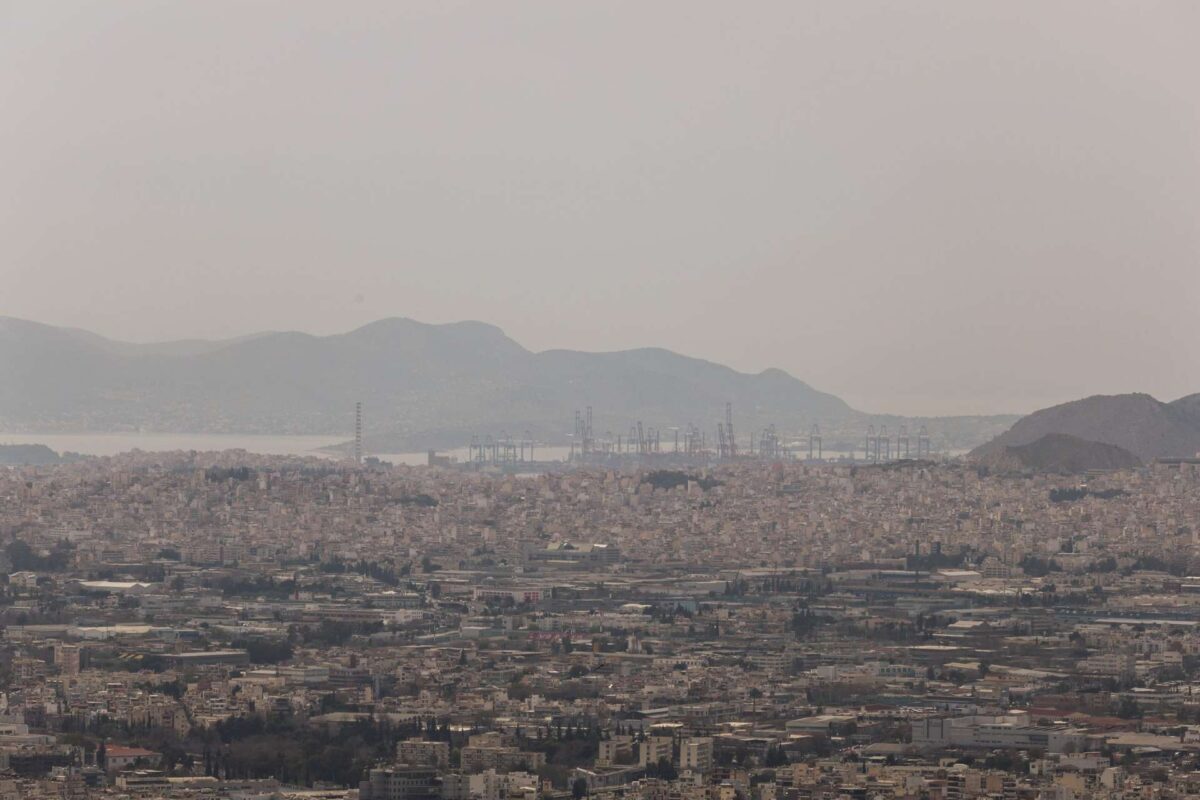 Καιρός: Επιμένει η αφρικανική σκόνη έως την Παρασκευή – Πότε καθαρίζει η ατμόσφαιρα