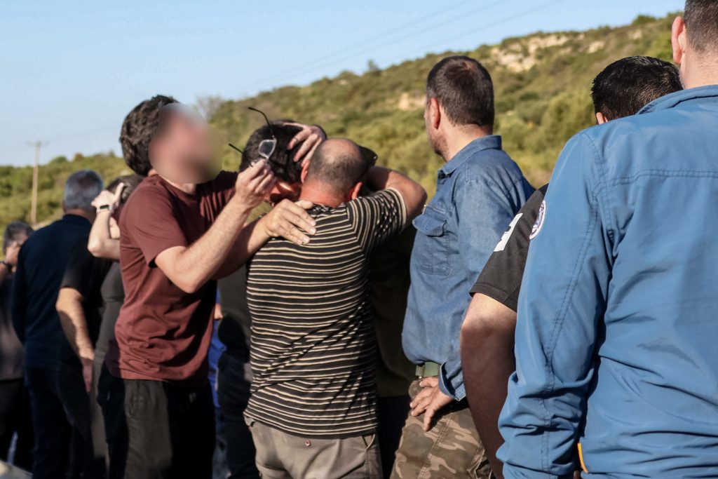 Κρήτη: Φίλοι και συγγενείς αποχαιρετούν τη δολοφονημένη Ελευθερία στις Δάφνες Ηρακλείου