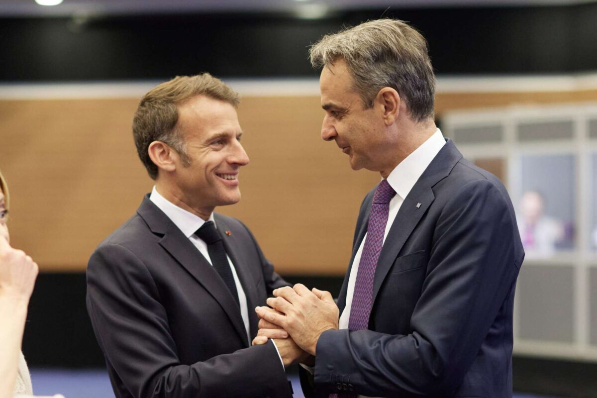 Γαλλικά ΜΜΕ: Η ενίσχυση της στρατηγικής συνεργασίας των δύο χωρών σε άμυνα, ασφάλεια και διμερείς σχέσεις στο επίκεντρο της συνάντησης Μακρόν – Μητσοτάκη