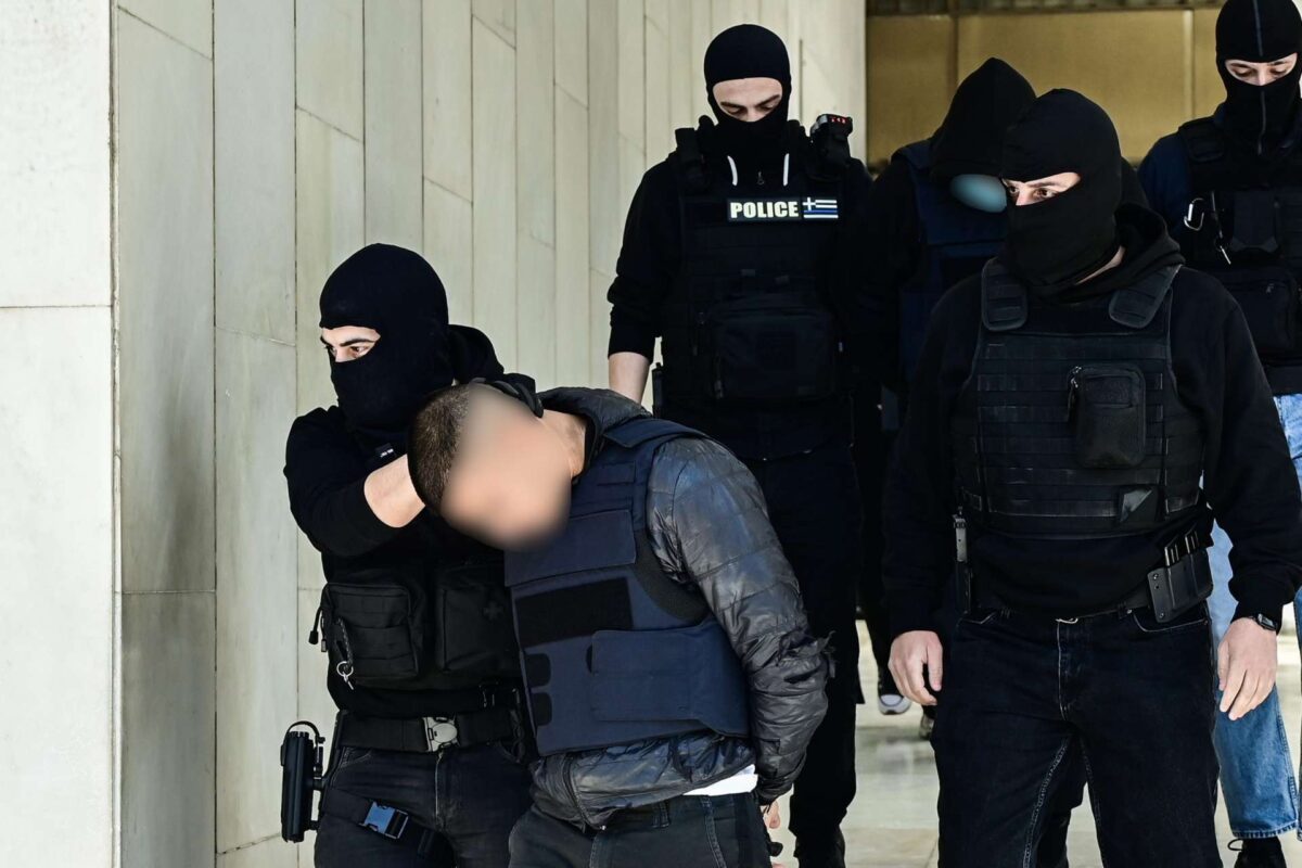 Δολοφονία στον Άγιο Δημήτριο: Δεν ήθελε να αφαιρέσει ζωή – Το μαχαίρι το είχε γιατί φοβόταν, λέει ο δικηγόρος του 20χρονου κατηγορούμενου