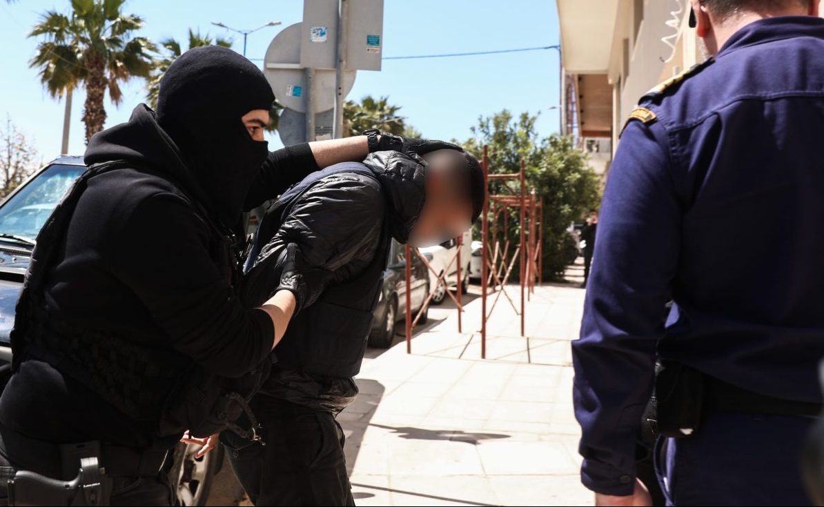 Δολοφονία στον Άγιο Δημήτριο: Προθεσμία να απολογηθεί την Τρίτη έλαβε ο καθ’ ομολογίαν δράστης – Τι δήλωσε η μητέρα της 20χρονης