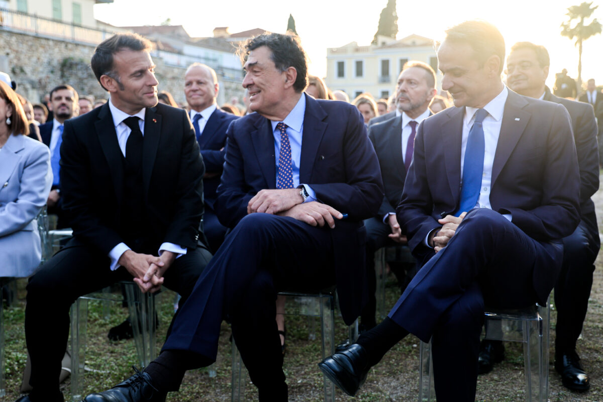 Ο ρόλος του Παπαχελά δίπλα σε Μητσοτάκη και Μακρόν 
