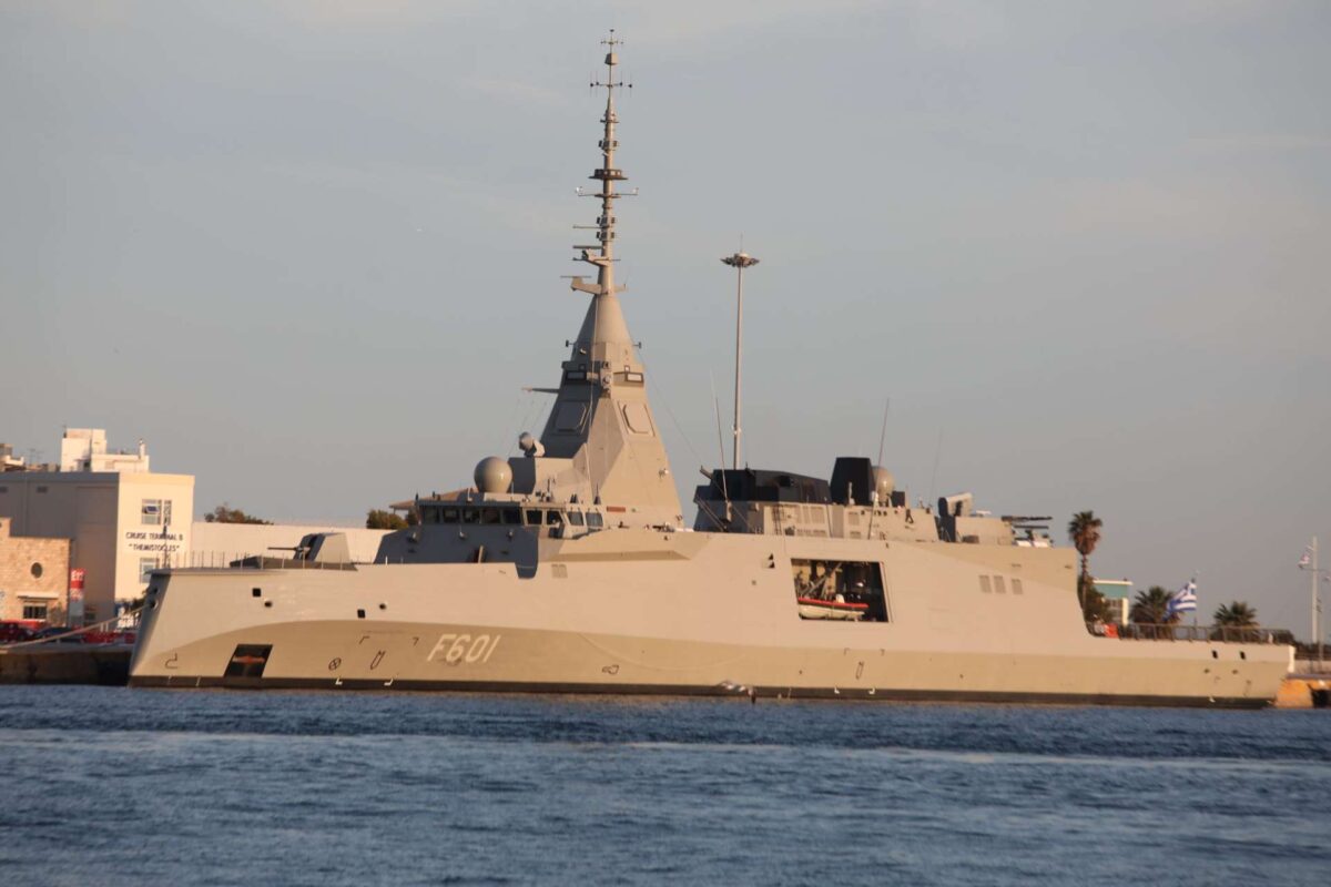 Επίσκεψη υψηλού συμβολισμού Μητσοτάκη – Μακρόν στη φρεγάτα «Κίμων» και υπογραφή συμφωνιών στο Μέγαρο Μαξίμου – Live