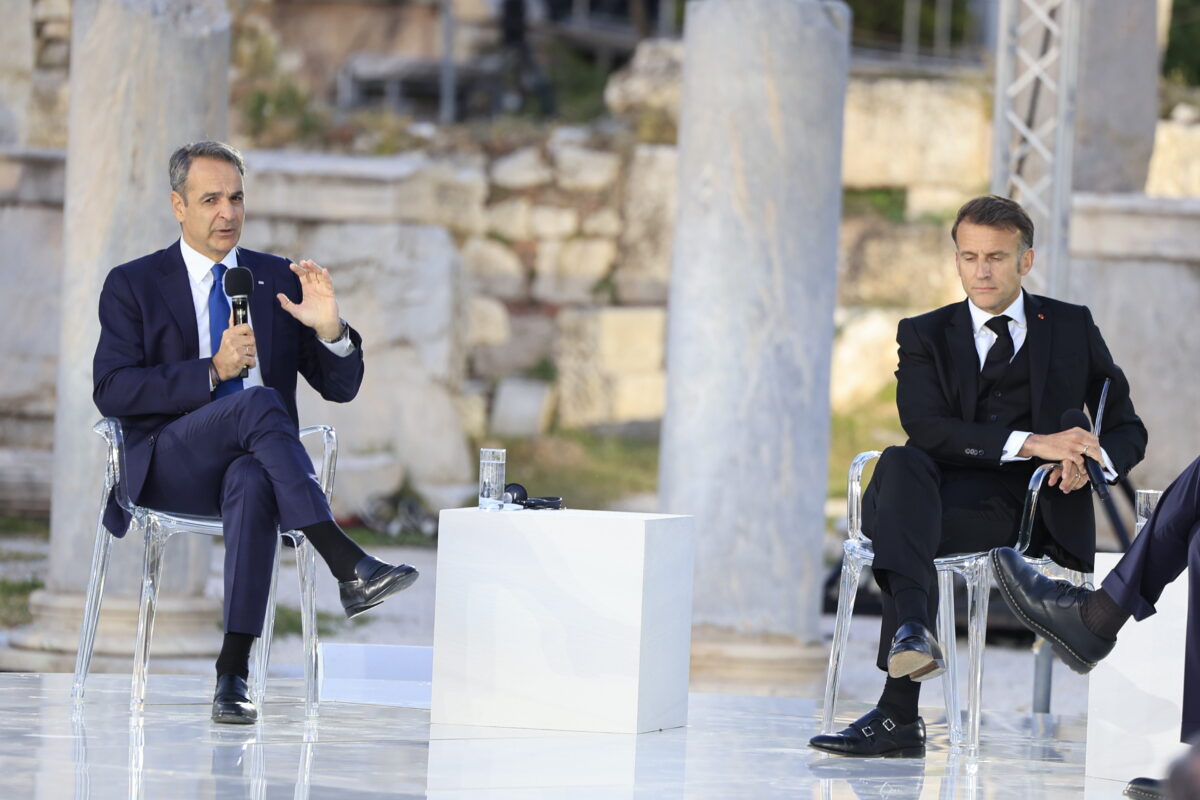 Μακρόν από Αθήνα: «Αν απειληθεί η κυριαρχία σας, θα είμαστε εδώ»