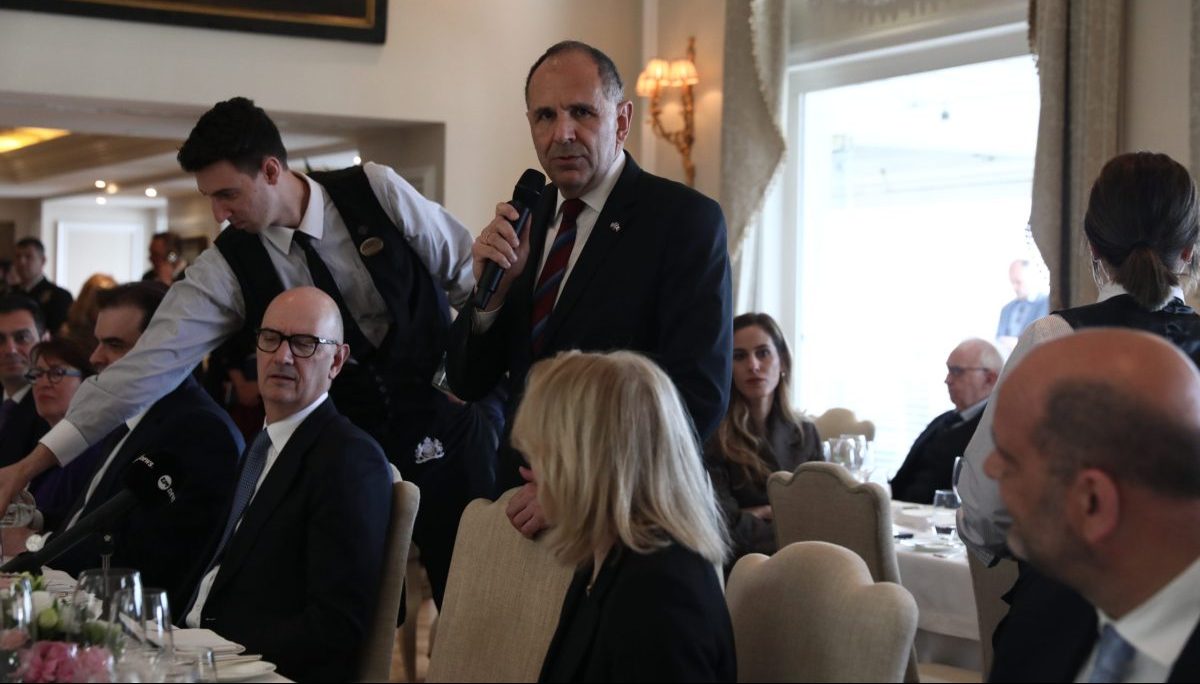 Επίσημο γεύμα από το υπουργείο Εξωτερικών προς τιμήν της γαλλικής αντιπροσωπείας