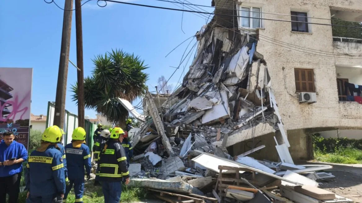 Κατέρρευσε διώροφη πολυκατοικία στην Κύπρο, τουλάχιστον ένας εγκλωβισμένος και τρεις τραυματίες – Δείτε βίντεο και φωτογραφίες