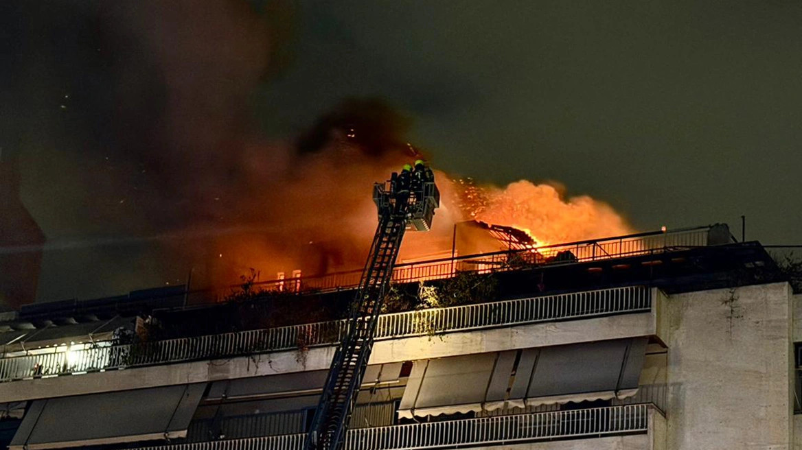 Νέα Σμύρνη: Νεκρή γυναίκα από φωτιά σε διαμέρισμα.  Κινητοποιήθηκαν 21 πυροσβέστες