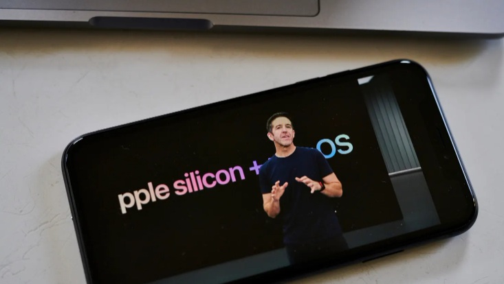 Ο νέος CEO της Apple Τζον Τέρνους καλείται να σώσει το… χαμένο τρένο της τεχνητής νοημοσύνης