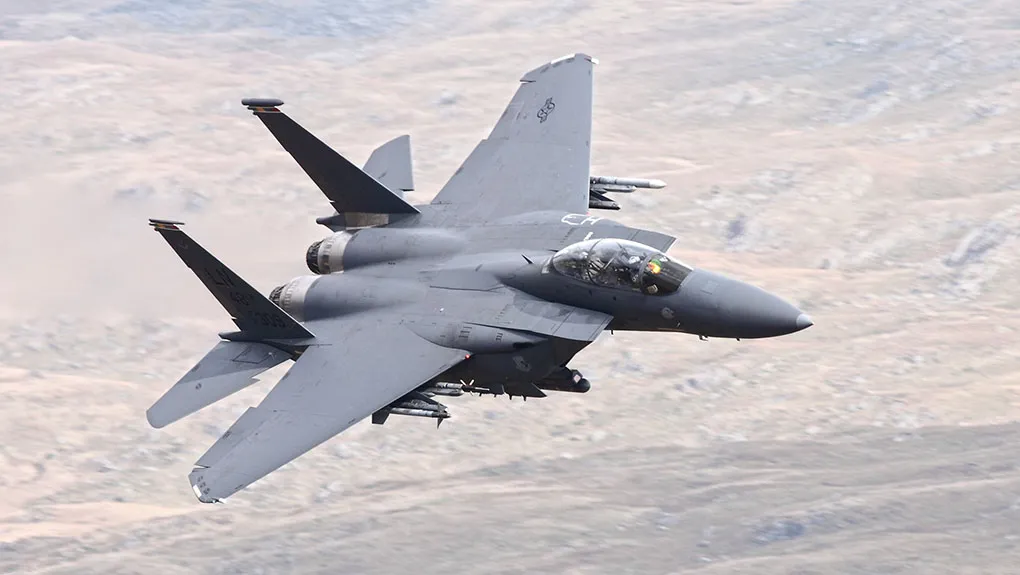 «Σώος και ασφαλής» ή κρυμμένος στα βουνά μαζί με την ομάδα Delta που πήγε να τον σώσει; Τα κενά στο θρίλερ της διάσωσης του Αμερικανού πιλότου στο Ιράν