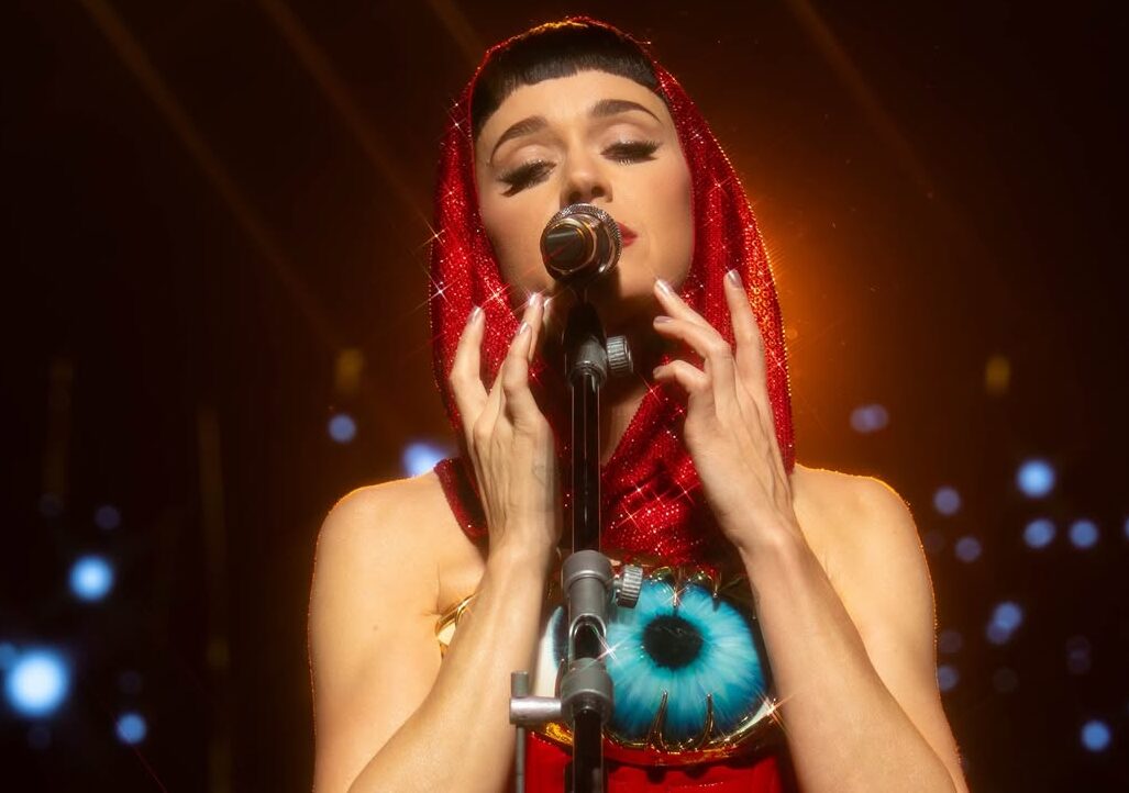 Η Katy Perry ρίχνει πιστωτική κάρτα στη Φοντάνα ντι Τρέβι και γίνεται viral