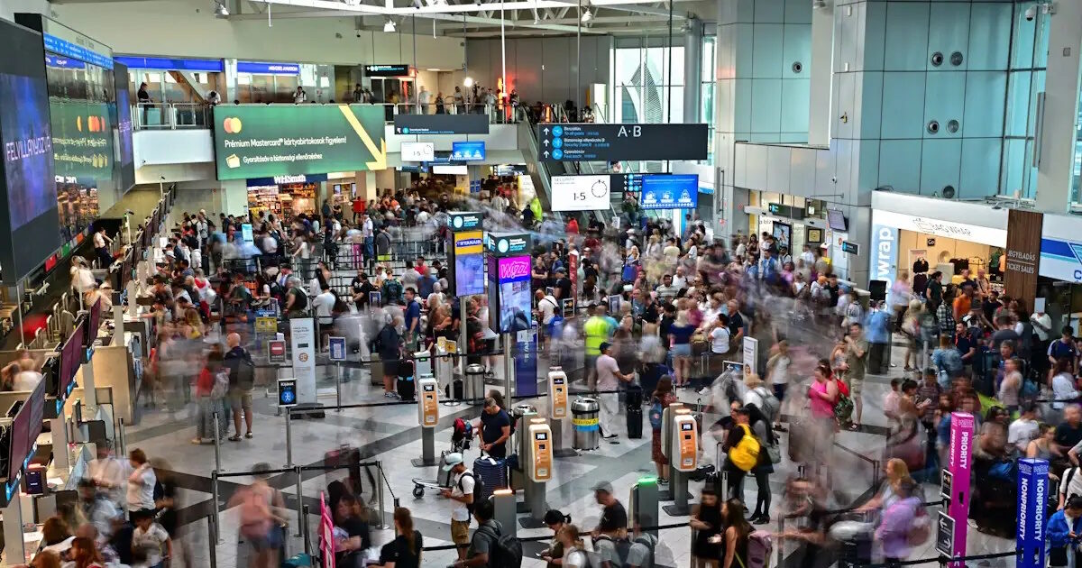 Οι αεροπορικές ασφυκτιούν, ζητούν μέτρα και αυξάνουν τις τιμές – Πώς ο πόλεμος «πληγώνει» τον τουρισμό