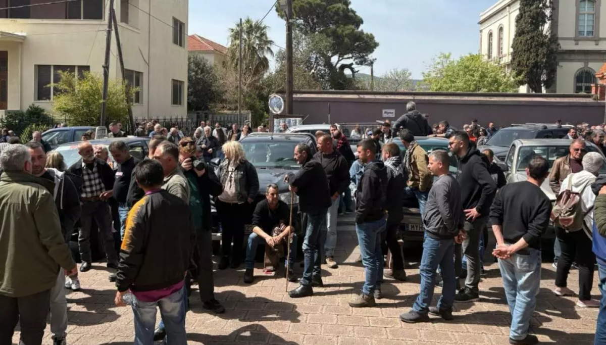 Συνεχίζουν τους αποκλεισμούς οι κτηνοτρόφοι στο λιμάνι της Μυτιλήνης: Αποβίβαση μόνο για επιβάτες – Κανένα φορτηγό δεν βγαίνει από τα πλοία