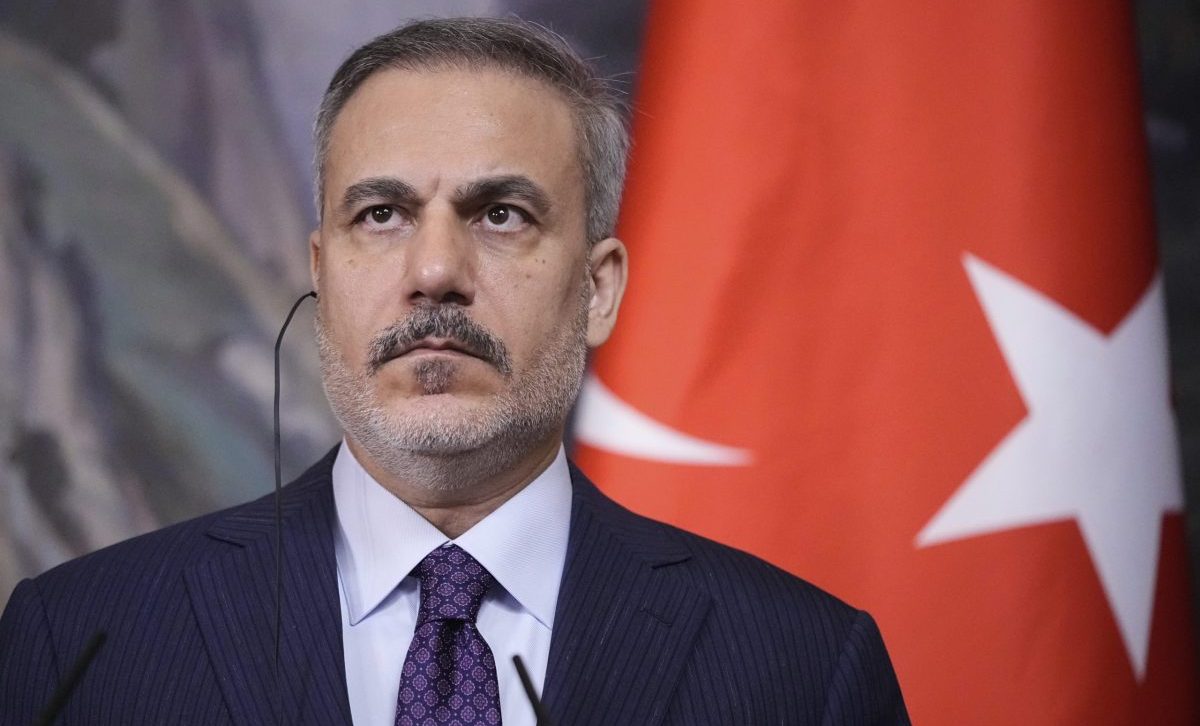 Τουρκία: Επαφές Φιντάν με ΗΠΑ και Ιράν για τον πόλεμο – Συνάντηση με Μπάρακ και τηλεφωνική επικοινωνία με Αραγτσί