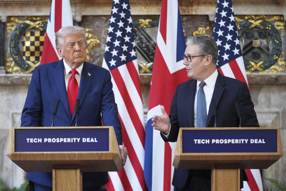 Ο Τραμπ απειλεί με υψηλούς δασμούς τον Στάρμερ αν δεν καταργήσει τον φόρο για τις ψηφιακές υπηρεσίες