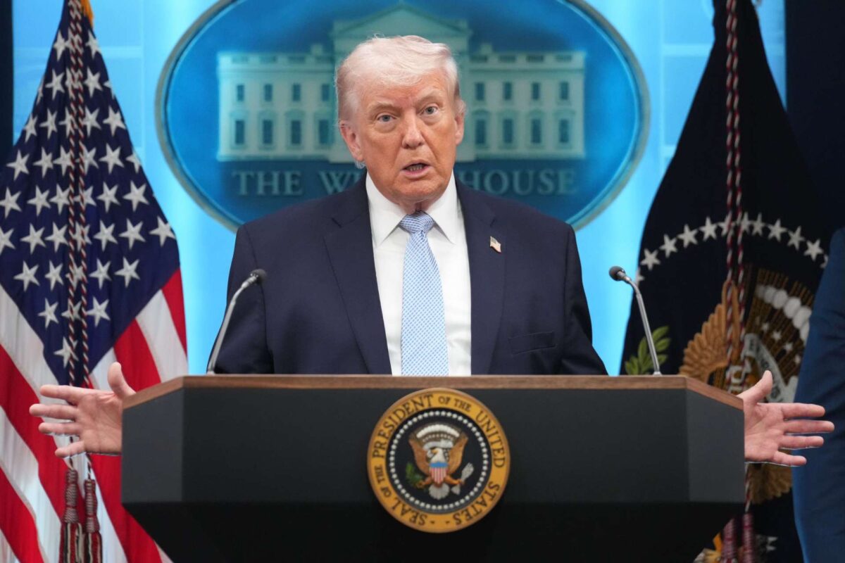 «Δεν θα υπάρξει εμπλουτισμός ουρανίου» λέει για το Ιράν ο Τραμπ και βάζει δασμούς 50% στις χώρες που θα προμηθεύουν με όπλα την Τεχεράνη