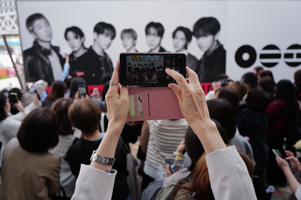 Νότια Κορέα: Η αστυνομία εξέδωσε ένταλμα για τη σύλληψη του «ισχυρού άνδρα» της K-pop πίσω από τους BTS