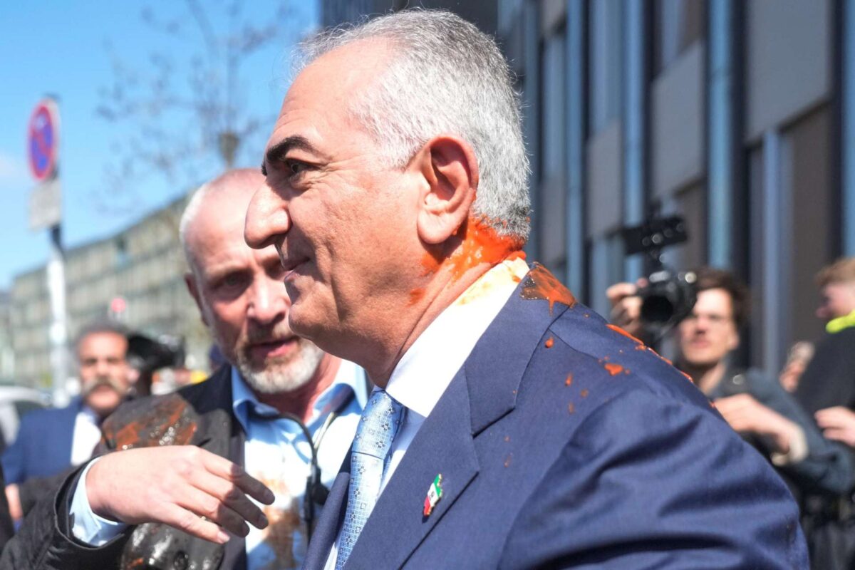 Η γερμανική κυβέρνηση αρνήθηκε να συναντήσει τον Παχλαβί: «Είναι ντροπή» σχολίασε – Του πέταξαν ντοματοχυμό