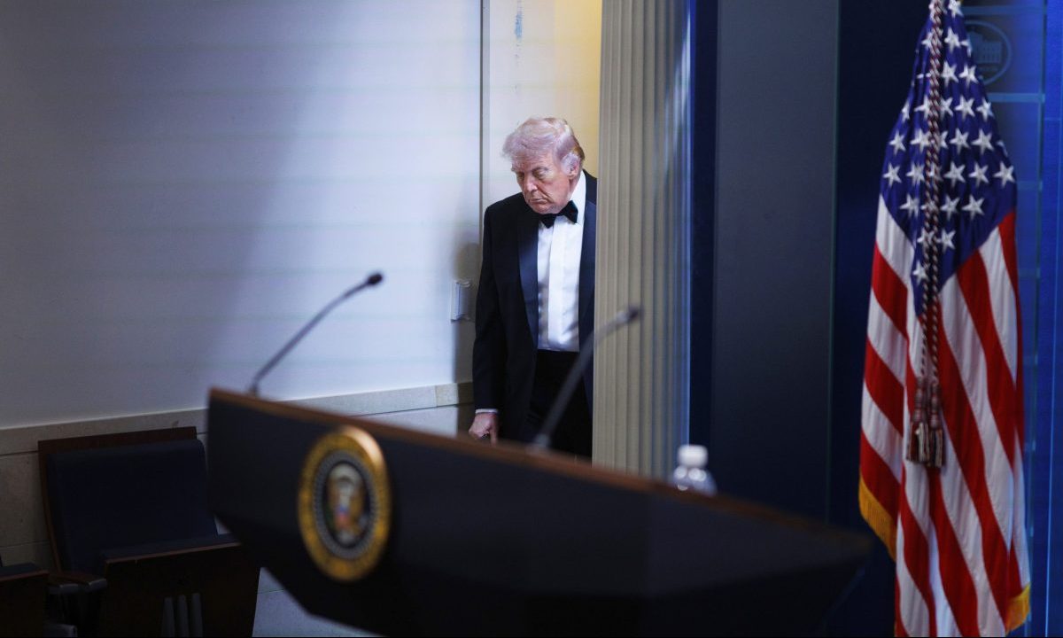 Ο Τραμπ νόμιζε ότι ο θόρυβος που άκουσε στο δείπνο των δημοσιογράφων προκλήθηκε από την πτώση ενός δίσκου – «Ήταν σοκαριστικό για μένα»