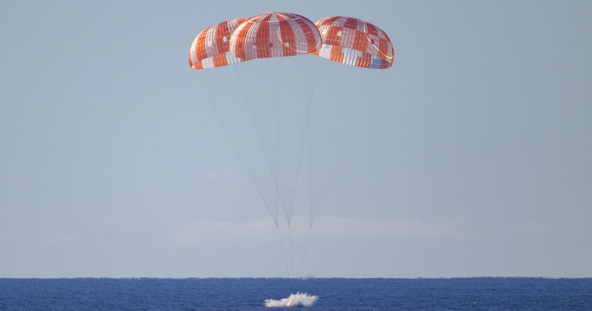 Ιστορική αποστολή στη Σελήνη: Το «Artemis II» επέστρεψε στη Γη – «Είναι μόνο η αρχή» λέει η NASA