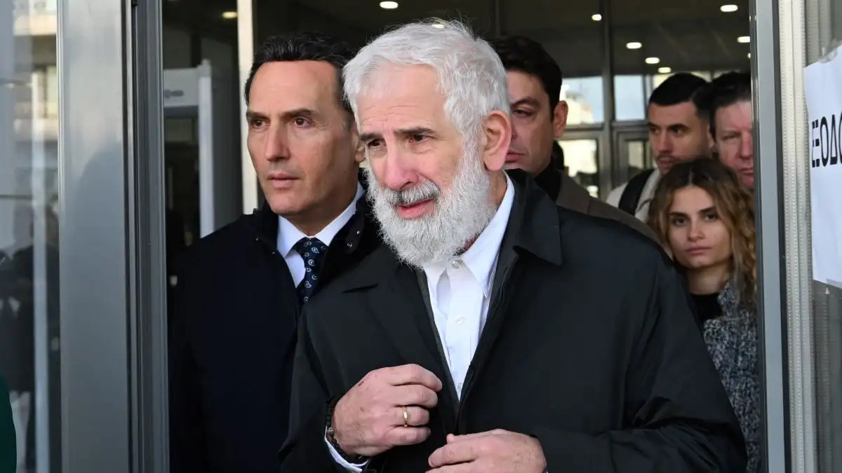 Πέτρος Φιλιππίδης: Ξεκίνησαν οι εργασίες στο καμένο διαμέρισμα – Πότε επιστρέφει