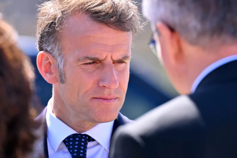 Ο διάλογος του Μακρόν με τον κυβερνήτη της φρεγάτας «Κίμων» και το κείμενο που έγραψε στο βιβλίο επισκεπτών