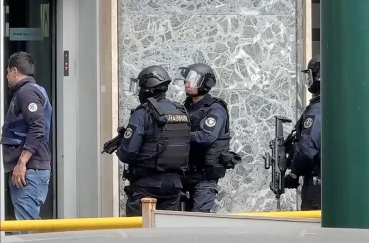 Κινηματογραφική ληστεία σε τράπεζα στη Νάπολη: Οι δράστες φορούσαν μάσκες γνωστών ηθοποιών, κράτησαν ομήρους, άδειασαν τις θυρίδες