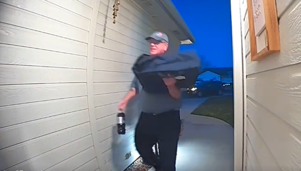 Viral στις ΗΠΑ το βίντεο με την κίνηση ενός 68χρονου ντελιβερά που του έφερε φιλοδωρήματα $40.000