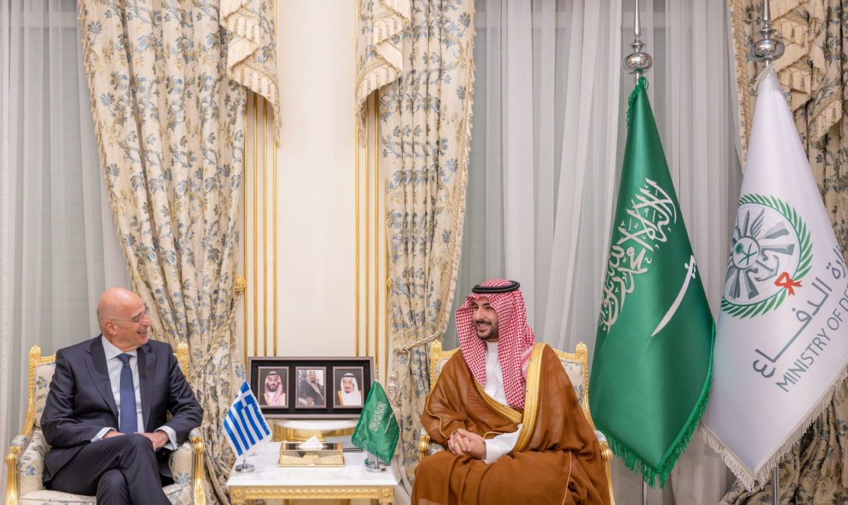 Στη Σαουδική Αραβία ο Ν. Δένδιας – Επίσκεψη στην ελληνική δύναμη που σταθμεύει εκεί και συνάντηση με τον Υπουργό Άμυνας της χώρας